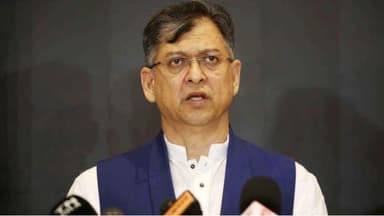 মিরাজ-হাসানের দৃঢ়তায় দেড়শ রানের লিড ছাড়াল বাংলাদেশ