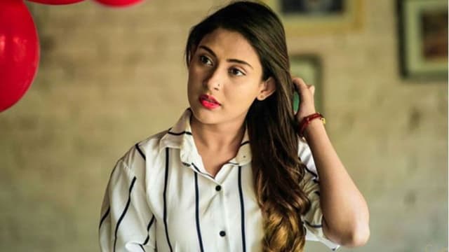 একই বছর মুন্সীগঞ্জের হরগঙ্গা কলেজে খণ্ডকালীন প্রভাষক